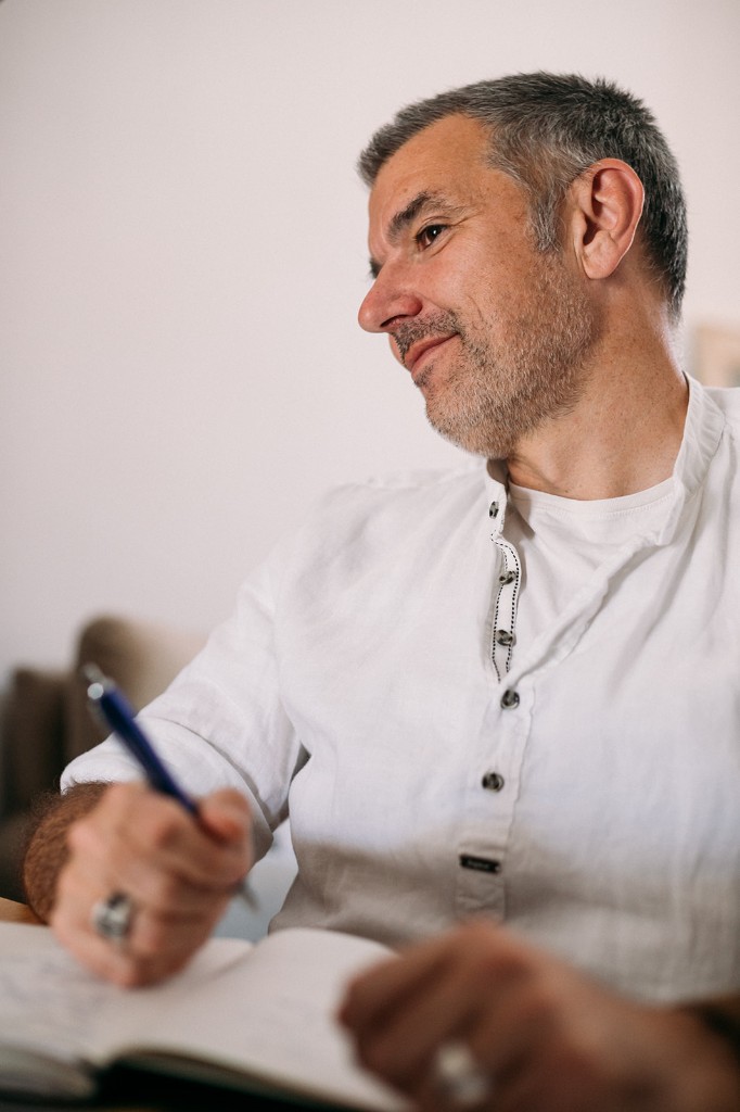 Markus Coenen beim Schreiben – Konzentration und Expertise